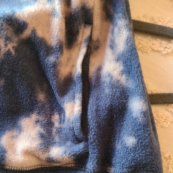 Abercrombie girls 13/14 blue and pink tie dye sweatshirt - Picture 4 of 4